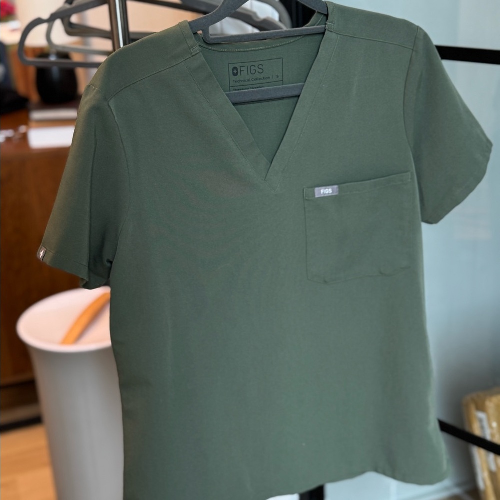 Women’s FIGS Catarina “Moss” Scrub Top- Small